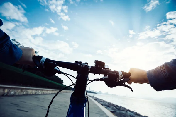 Cyclist Riding Bike Sunrise Coast Path — Stock Photo, Image