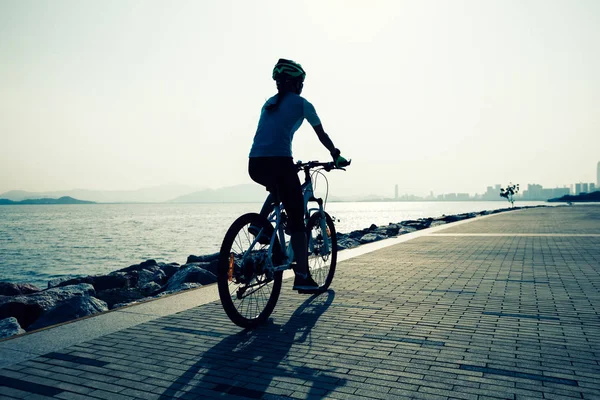 Bicicleta Montaña Femenina Playa — Foto de Stock