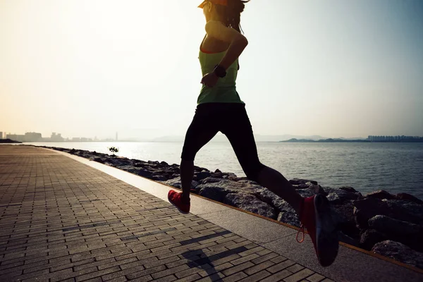 Спортивная Молодая Фитнес Женщина Бегущая Восходе Солнца — стоковое фото