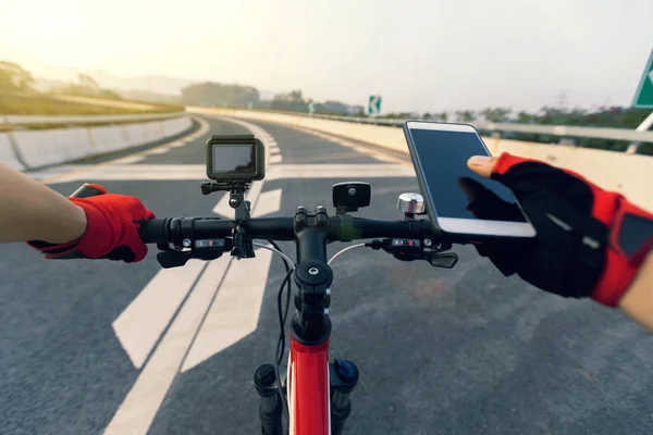 Radfahrer Nutzt Smartphone Zur Navigation Beim Mountainbiken Auf Autobahn — Stockfoto