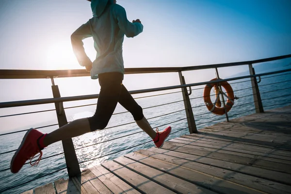 Sportig Fitness Kvinnlig Löpare Som Springer Strandpromenaden Soluppgången — Stockfoto