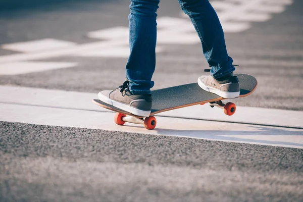 Kaykaycı sakteboarding caddenin üzerinde