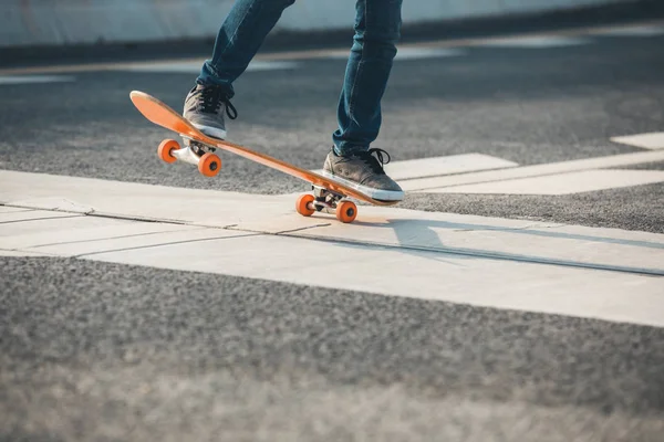 Skateboarder Sakteboarding Rua Cidade — Fotografia de Stock
