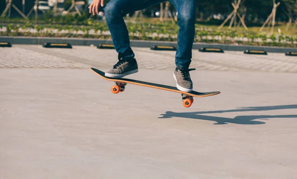 Skateboarder Sakteboarding Parkeerplaats — Stockfoto