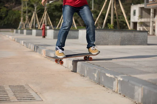 Skater Jazda Skateboard Idąc Dół Krok — Zdjęcie stockowe