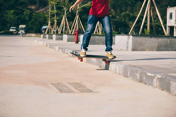 Skateboardista Koni Skateboard Jít Dolů Krok — Stock fotografie