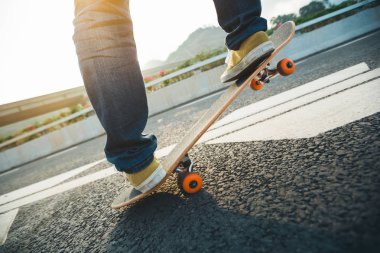 Şehir sokak kaykay kaykaycı görüntü kırpılmış