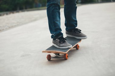 Park yerinde kaykay kaykaycı görüntü kırpılmış