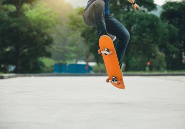 Park yerinde kaykay kaykaycı görüntü kırpılmış