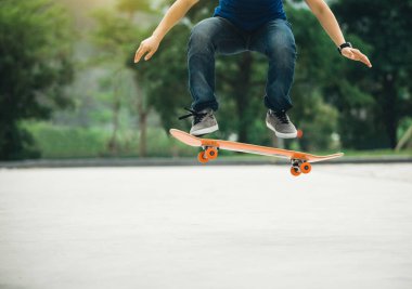 Park yerinde kaykay kaykaycı görüntü kırpılmış