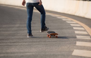 Kaykaycı sakteboarding karayolu üzerinde görüntü kırpılmış