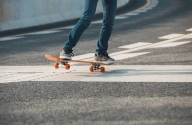 Kaykaycı sakteboarding karayolu üzerinde görüntü kırpılmış