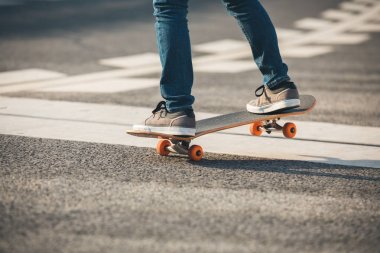 Kaykaycı sakteboarding karayolu üzerinde görüntü kırpılmış