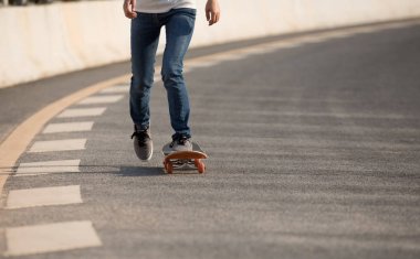 Kaykaycı sakteboarding karayolu üzerinde görüntü kırpılmış