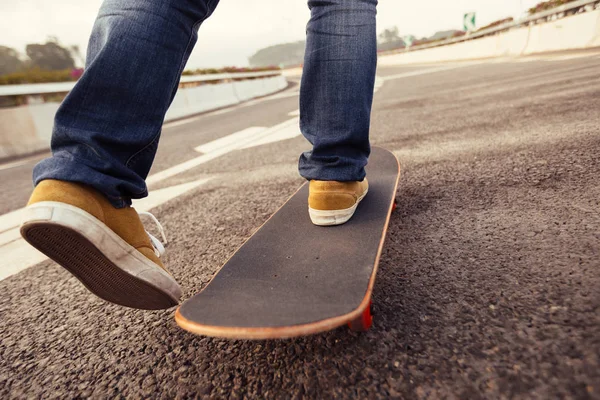 街にスケート ボードのスケートボーダーの画像をトリミング — ストック写真