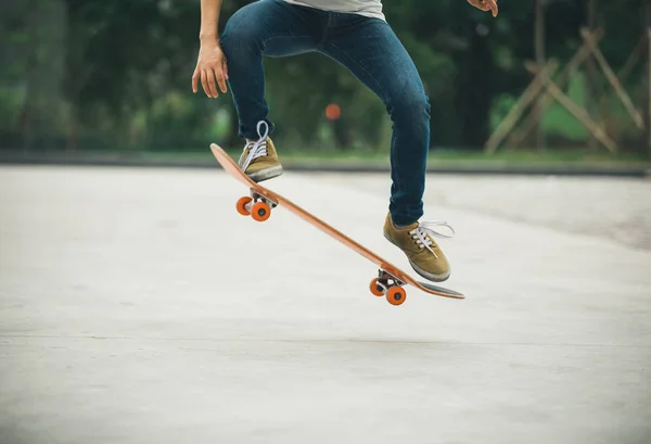 Imagen Recortada Skateboarder Skateboarding Estacionamiento — Foto de Stock