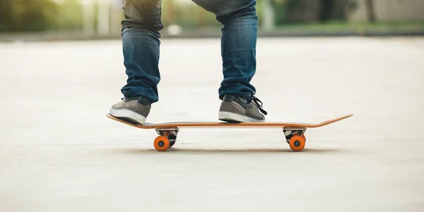 Beskuren Bild Skateboardåkare Skateboard Parkeringsplats — Stockfoto