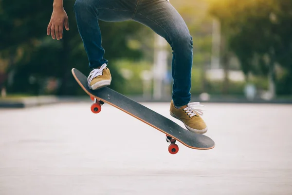 Bijgesneden Afbeelding Van Skateboarder Skateboarden Parkeerplaats — Stockfoto
