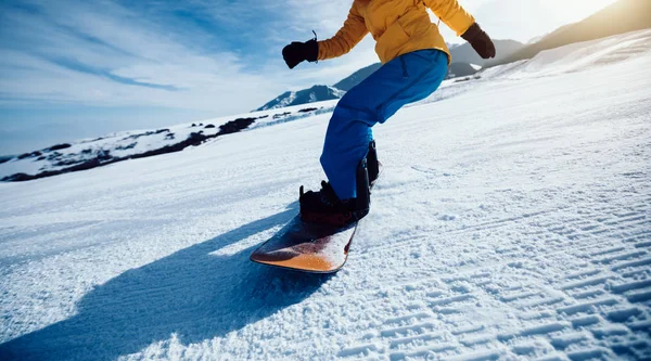 Egy Snowboardos Snowboardozik Téli Hegyekben — Stock Fotó