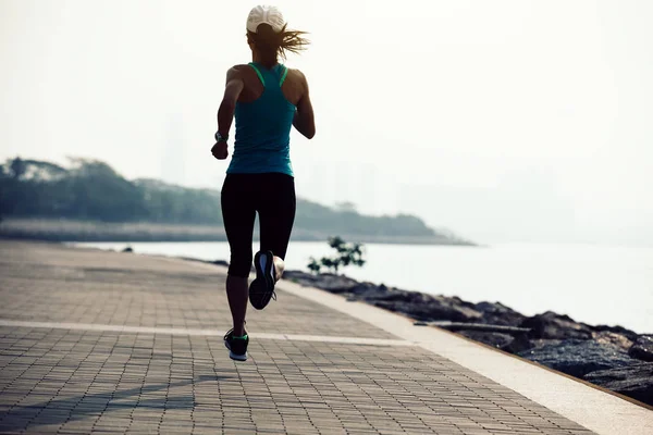 Fitness Junge Frau Läuft Küste — Stockfoto