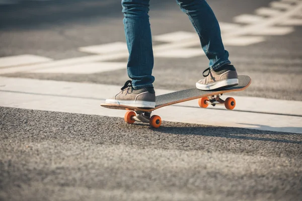 Image Recadrée Skateboarder Sakteboarding Sur Autoroute — Photo