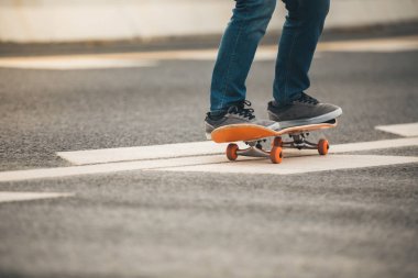 Kaykaycı sakteboarding karayolu üzerinde görüntü kırpılmış