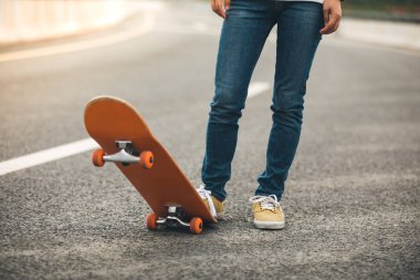 Kaykaycı sakteboarding karayolu üzerinde görüntü kırpılmış