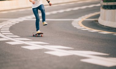 Kaykaycı sakteboarding karayolu üzerinde görüntü kırpılmış