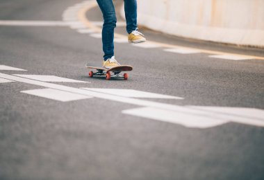 Kaykaycı sakteboarding karayolu üzerinde görüntü kırpılmış