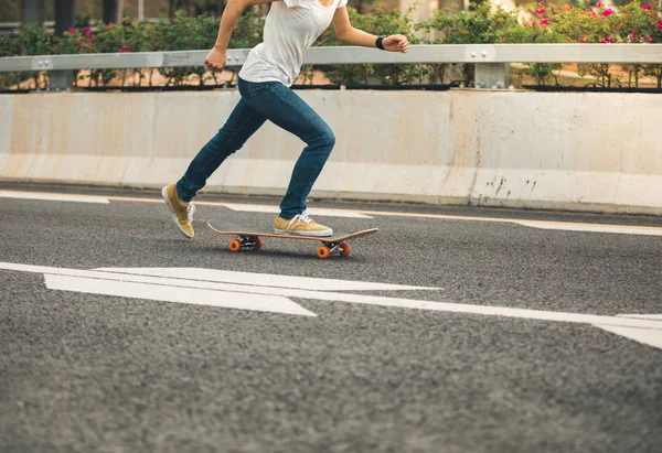 Ausgeschnittenes Bild Von Skateboarder Auf Autobahn — Stockfoto