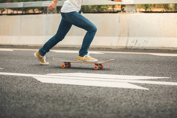 Bijgesneden Afbeelding Van Skateboarder Sakteboarding Snelweg — Stockfoto