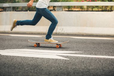 Kaykaycı sakteboarding karayolu üzerinde görüntü kırpılmış