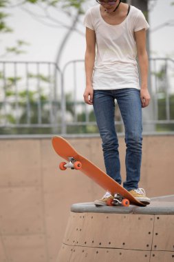 Kaykaycı sakteboarding skatepark rampa üzerinde