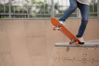 Kaykaycı sakteboarding skatepark rampa üzerinde