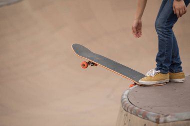 Kaykaycı sakteboarding skatepark rampa üzerinde