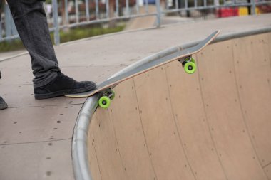 Skatepark rampa üzerinde pratik kateboarder Resim kırpılmış
