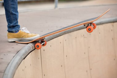 Skatepark rampa üzerinde pratik kateboarder Resim kırpılmış