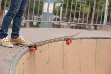 Kaykaycı sakteboarding skatepark rampa üzerinde