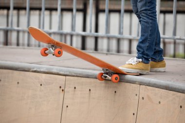 Skatepark rampa üzerinde pratik kateboarder Resim kırpılmış