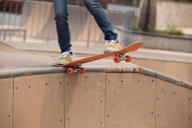 Kaykaycı sakteboarding skatepark rampa üzerinde