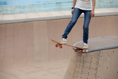 Skatepark rampa üzerinde pratik kateboarder Resim kırpılmış