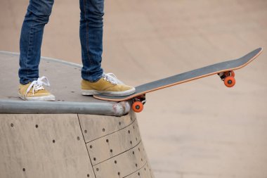Skatepark rampa üzerinde pratik kateboarder Resim kırpılmış