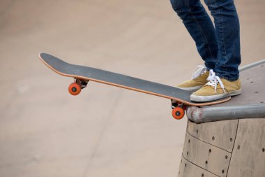Skatepark rampa üzerinde pratik kateboarder Resim kırpılmış