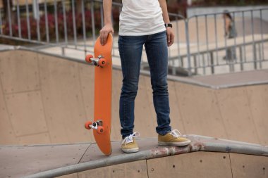 Kaykaycı sakteboarding skatepark rampa üzerinde