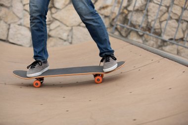 Skatepark rampa üzerinde pratik kateboarder Resim kırpılmış