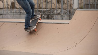 Kaykaycı sakteboarding skatepark rampa üzerinde