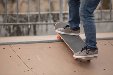 Kaykaycı sakteboarding skatepark rampa üzerinde