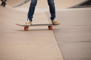 Kaykaycı sakteboarding skatepark rampa üzerinde