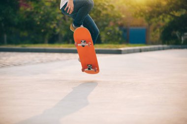 Park yerinde kaykay kaykaycı görüntü kırpılmış