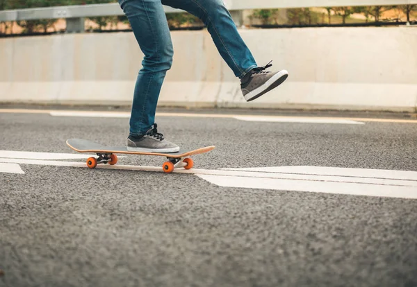 Bijgesneden Afbeelding Van Skateboarder Sakteboarding Snelweg — Stockfoto